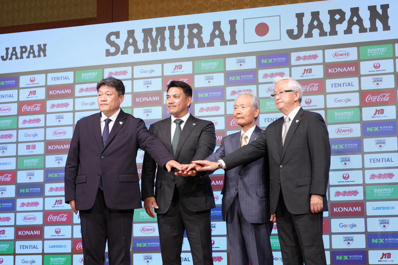 フォトセッションに臨む、左からNPB中村勝彦事務局長、侍ジャパン井口資仁監督、NPB榊原定征コミッショナー、全日本野球協会山中正竹会長（撮影・足立雅史）