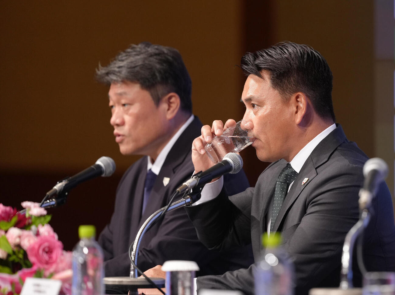 就任会見中、水を飲む侍ジャパン井口資仁監督（右）。左はNPB中村勝彦事務局長（撮影・足立雅史）