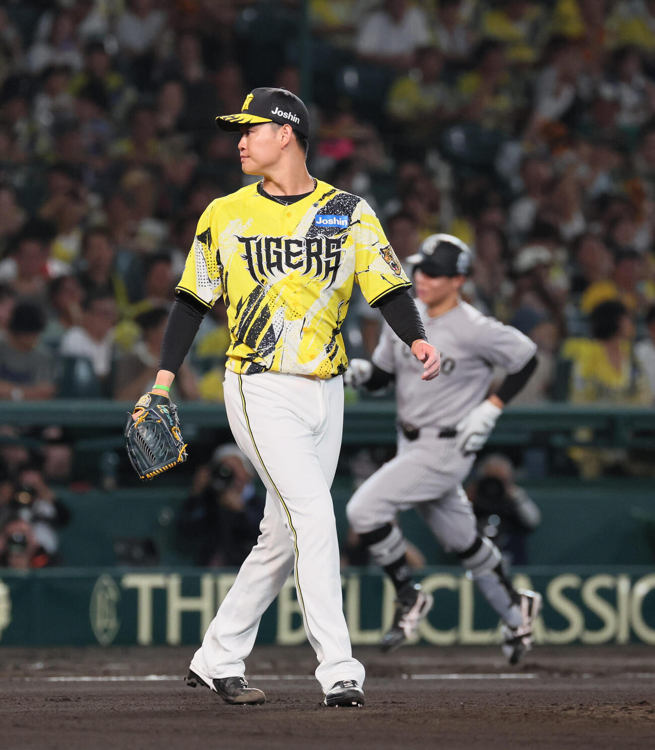 阪神対巨人　6回表巨人無死、及川雅貴は佐々木俊輔に本塁打を浴びる（撮影・宮崎幸一）