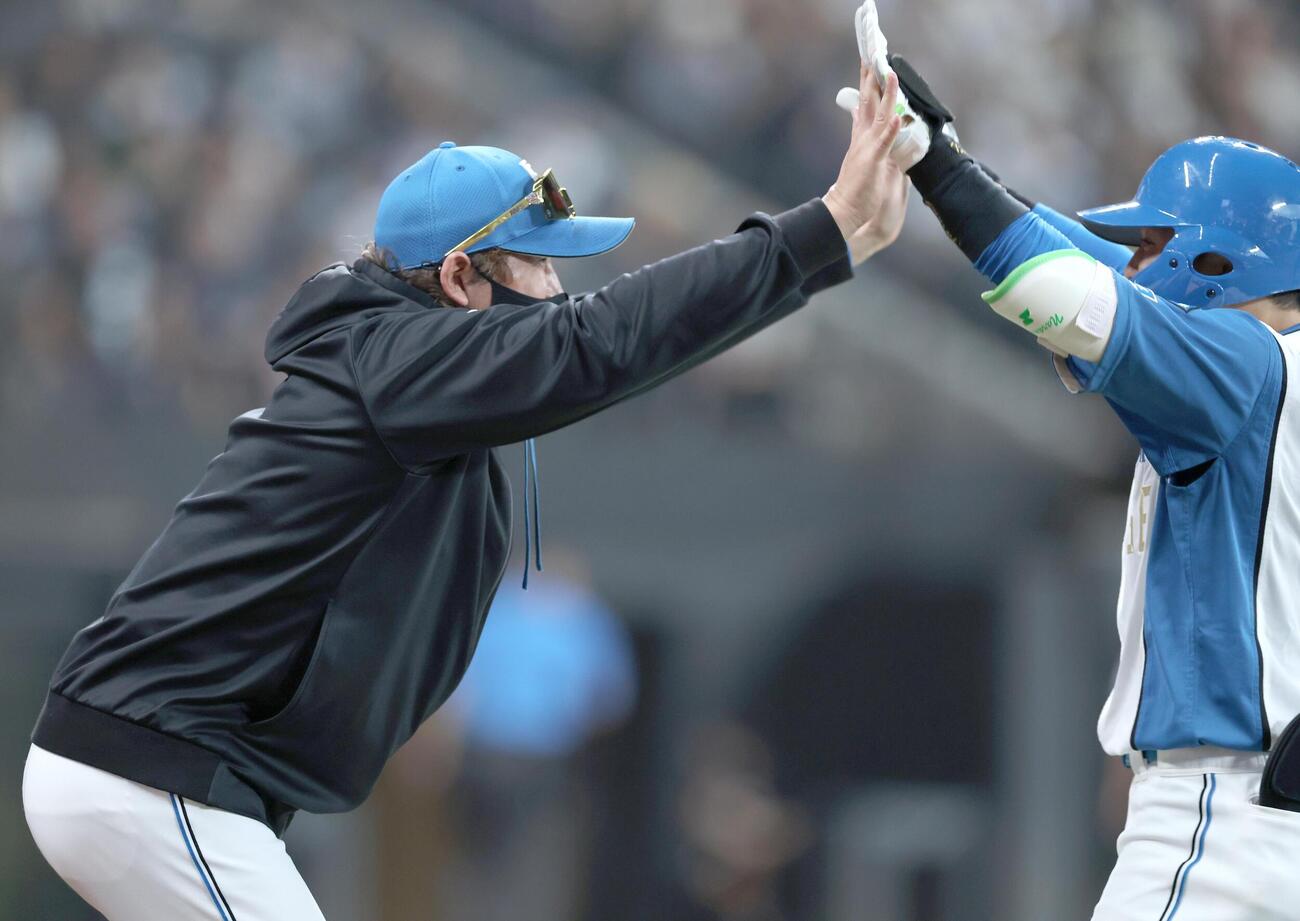 日本ハム対楽天　試合後、奈良間大己を出迎える新庄剛志監督（撮影・黒川智章）