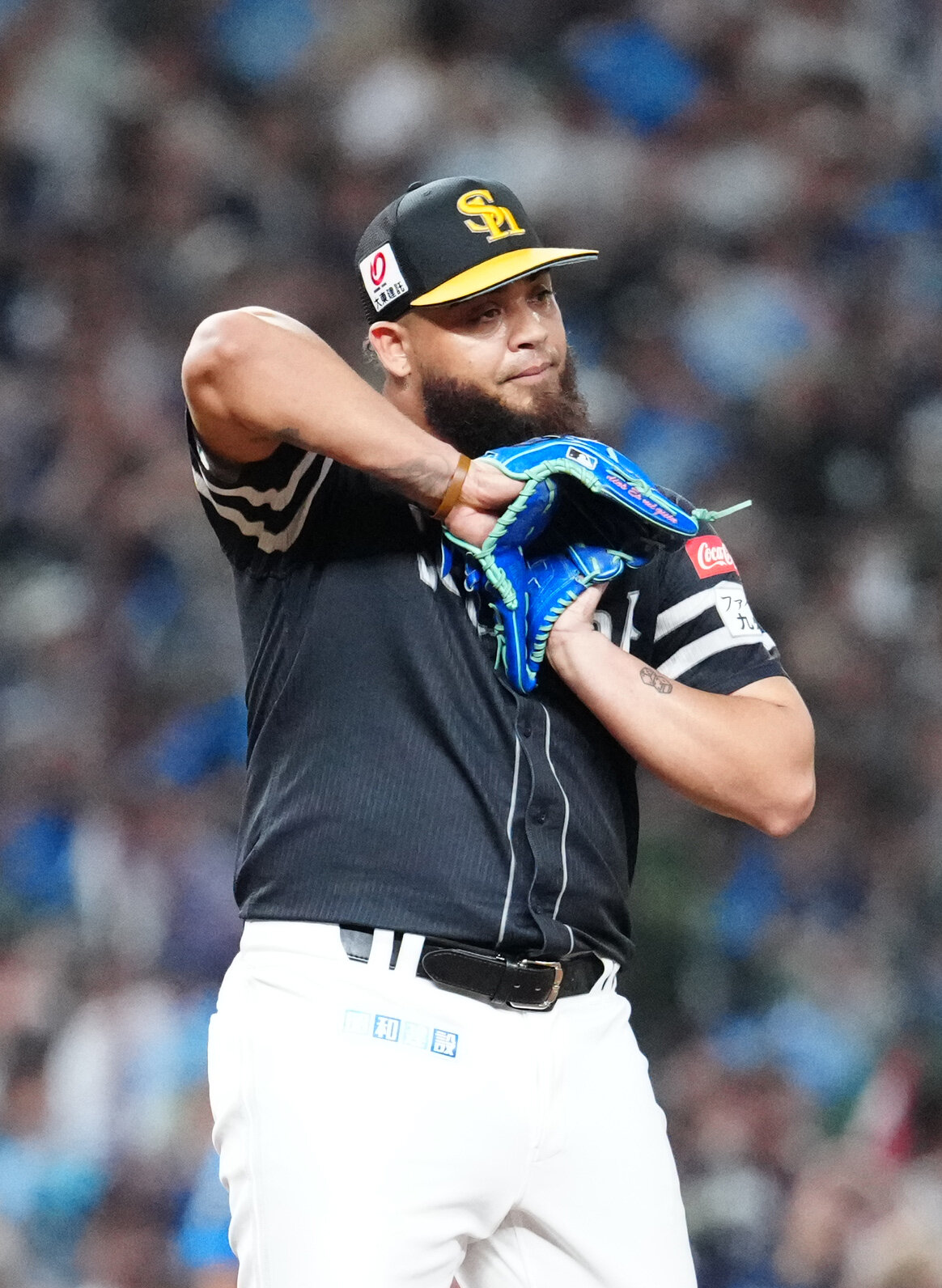 西武対ソフトバンク　6回裏西武2死三塁、打者タイラー・ネビンの時、ボークで走者滝沢夏央の生還を許したダーウィンゾン・ヘルナンデス（撮影・江口和貴）