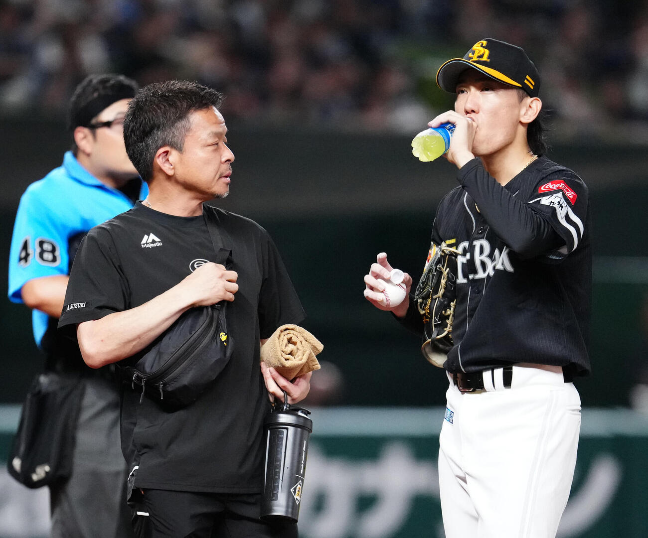 西武対ソフトバンク　6回裏途中、水分補給するソフトバンク先発の大津亮介（右）（撮影・江口和貴）