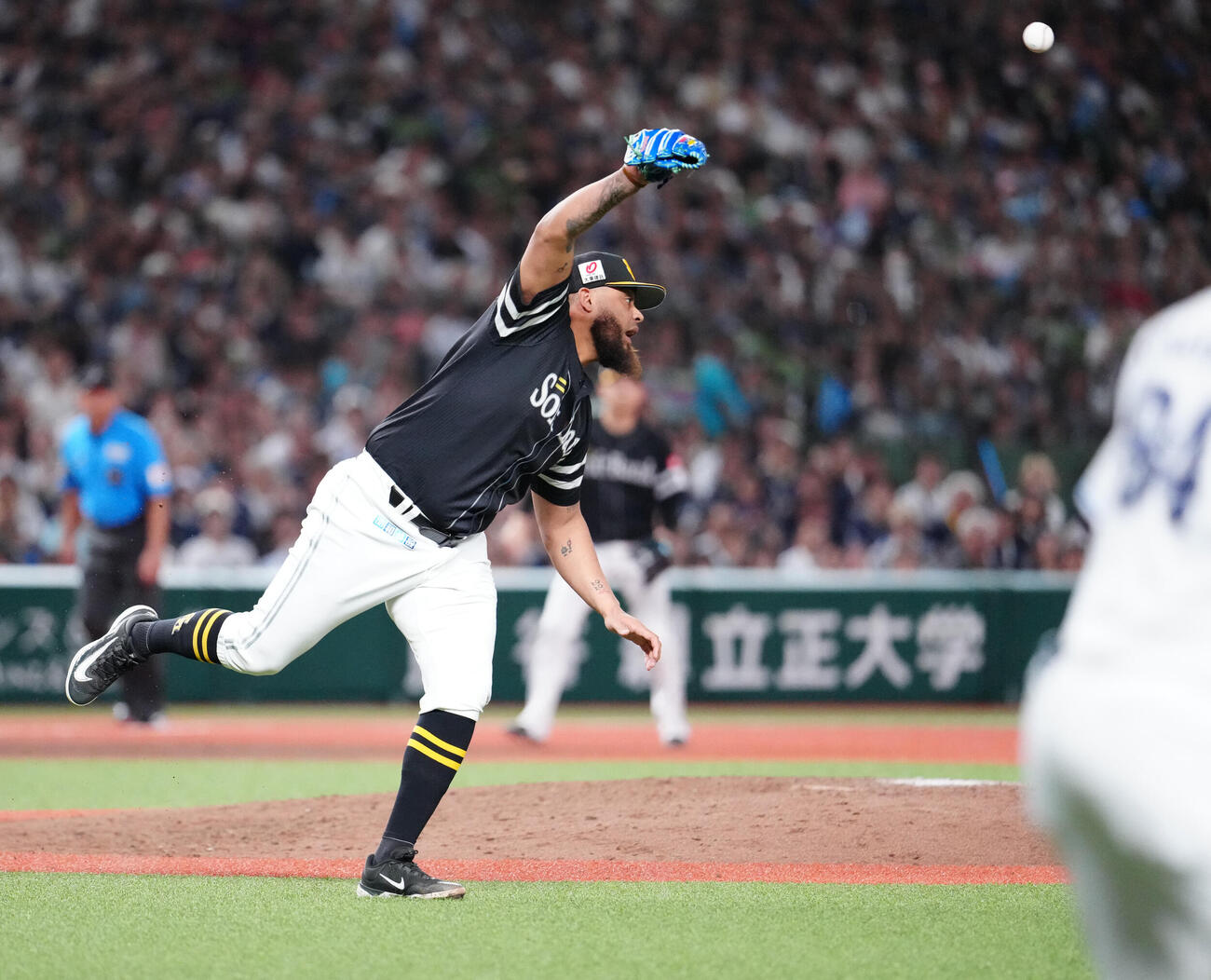 西武対ソフトバンク　6回裏西武無死満塁、西川愛也に適時内野安打を浴びるダーウィンゾン・ヘルナンデス（撮影・江口和貴）