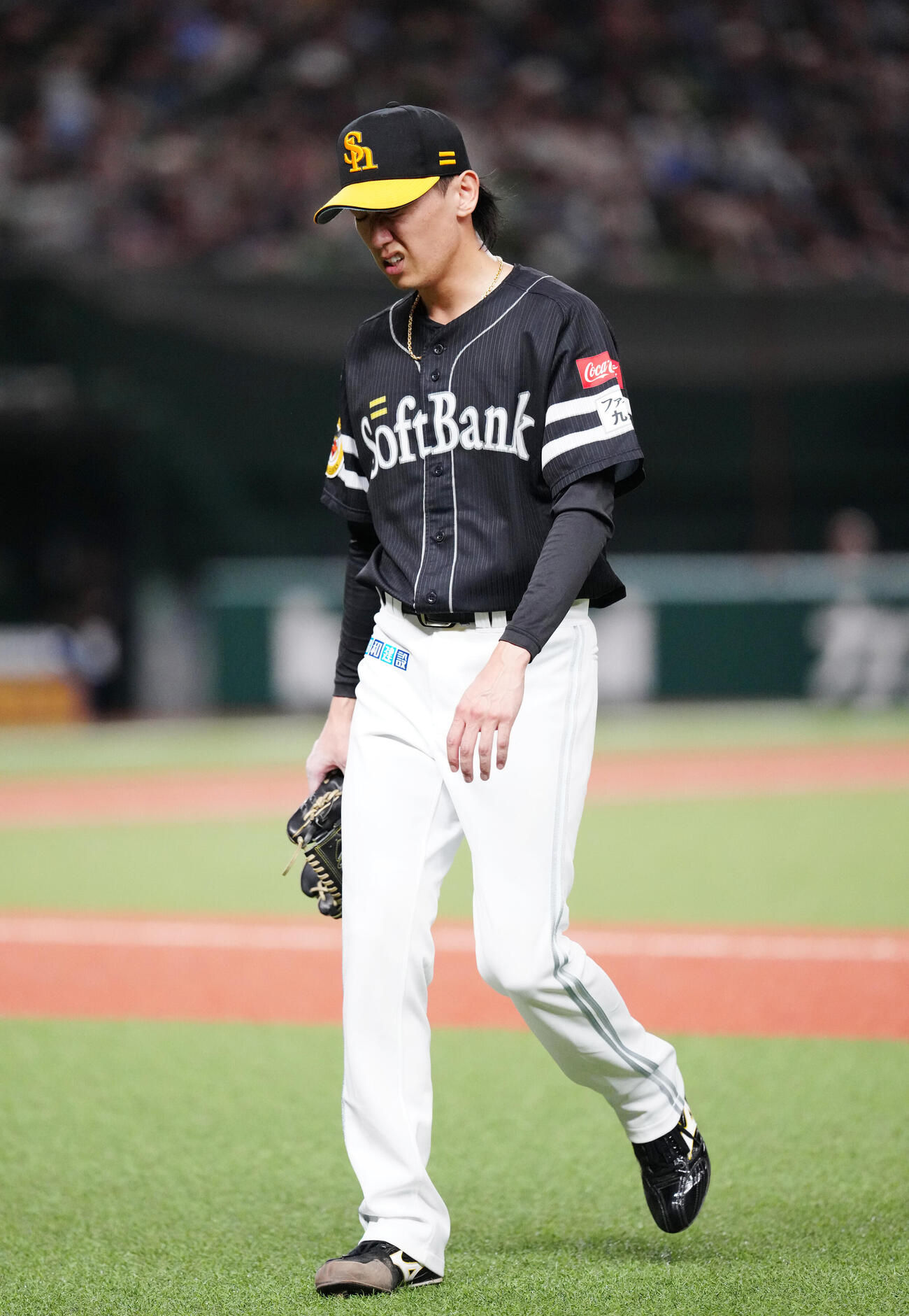 西武対ソフトバンク　6回裏途中で降板するソフトバンク先発の大津亮介（撮影・江口和貴）