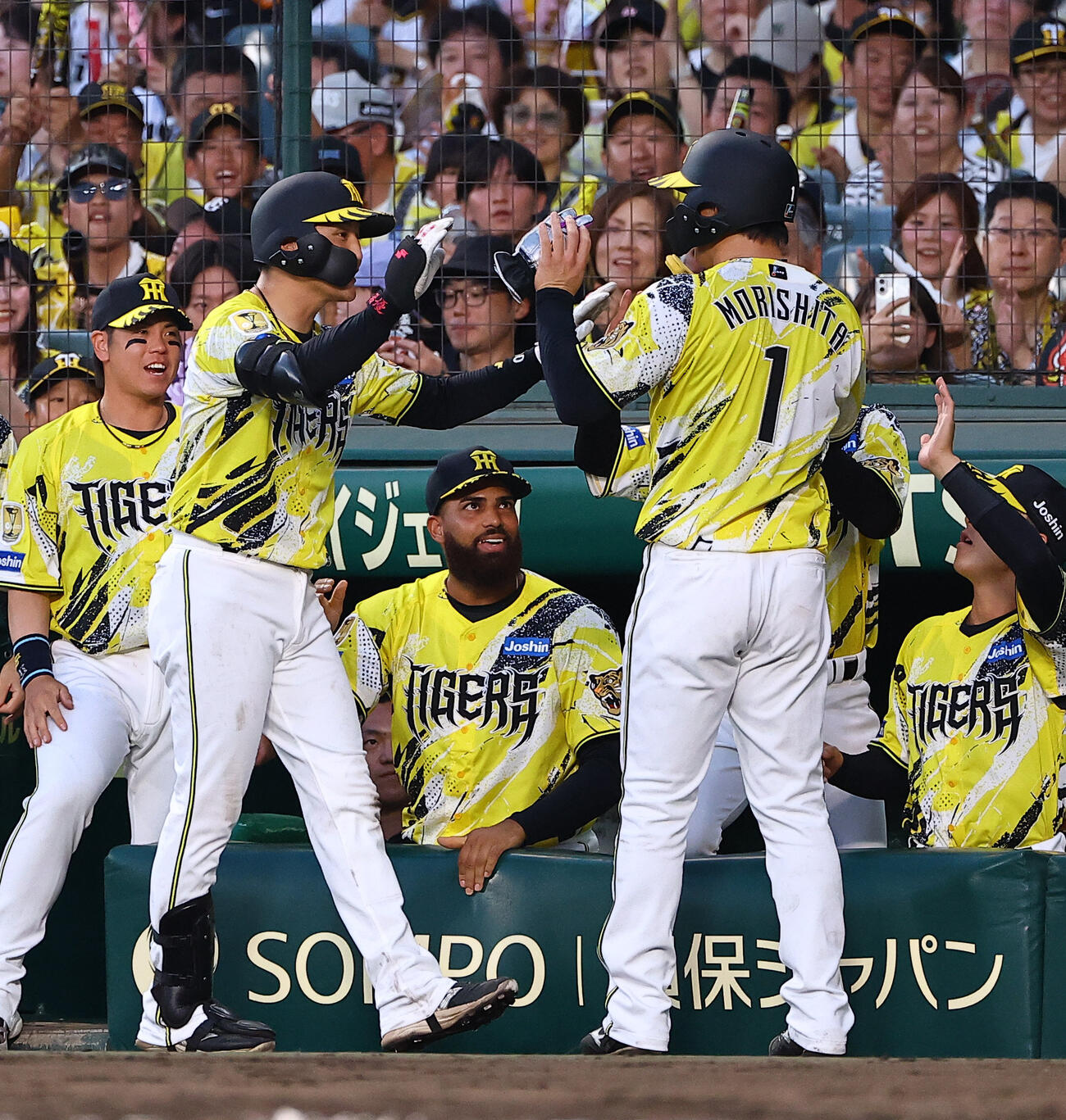 阪神対巨人　3回裏阪神1死満塁、先制犠飛を放った元山飛優（左）は生還した森下翔太とハイタッチする（撮影・上田博志）