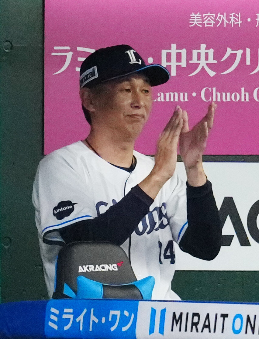 西武対ソフトバンク　6回裏西武無死満塁、石井一成が犠飛を放ち、拍手する西口文也監督（撮影・江口和貴）