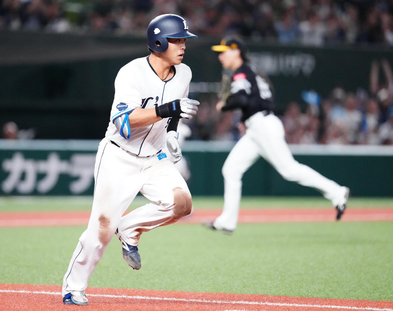 西武対ソフトバンク　6回裏西武無死満塁、適時打を放つ仲三優太（撮影・江口和貴）