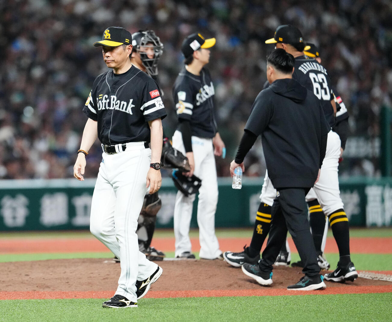 西武対ソフトバンク　6回裏途中、ソフトバンク先発の大津亮介の降板でマウンドからベンチに引き揚げる小久保裕紀監督（撮影・江口和貴）