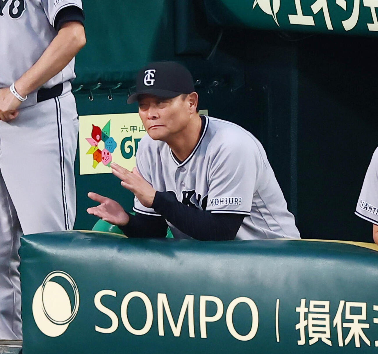 阪神対巨人　4回表巨人無死、ボビー・ダルベックの中越えソロ本塁打にベンチで拍手を送る橋上秀樹監督代行（撮影・加藤哉）