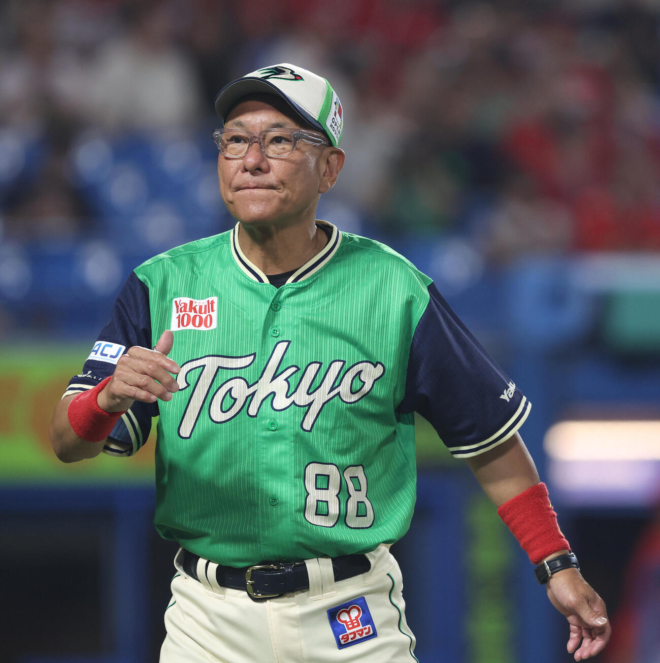 ヤクルト対広島　6回裏を終え、選手交代を告げる池山隆寛監督（撮影・河田真司）