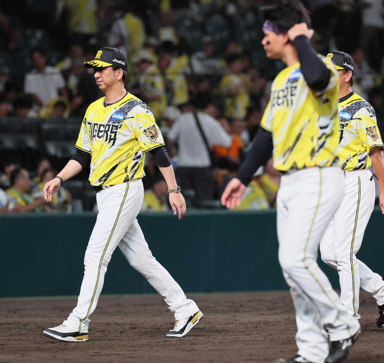 阪神対巨人　敗れて引き揚げる阪神藤川球児監督（左）ら（撮影・宮崎幸一）