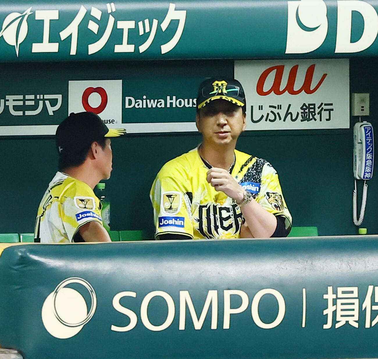 阪神対巨人　4回表、ベンチの中で藤本敦士コーチ（左）と話す藤川球児監督（撮影・加藤哉）