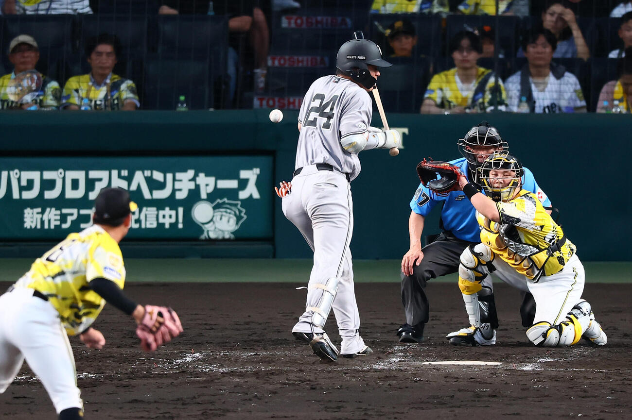 阪神対巨人　4回表巨人無死、死球を受ける大城卓三。投手伊原陵人（撮影・加藤哉）