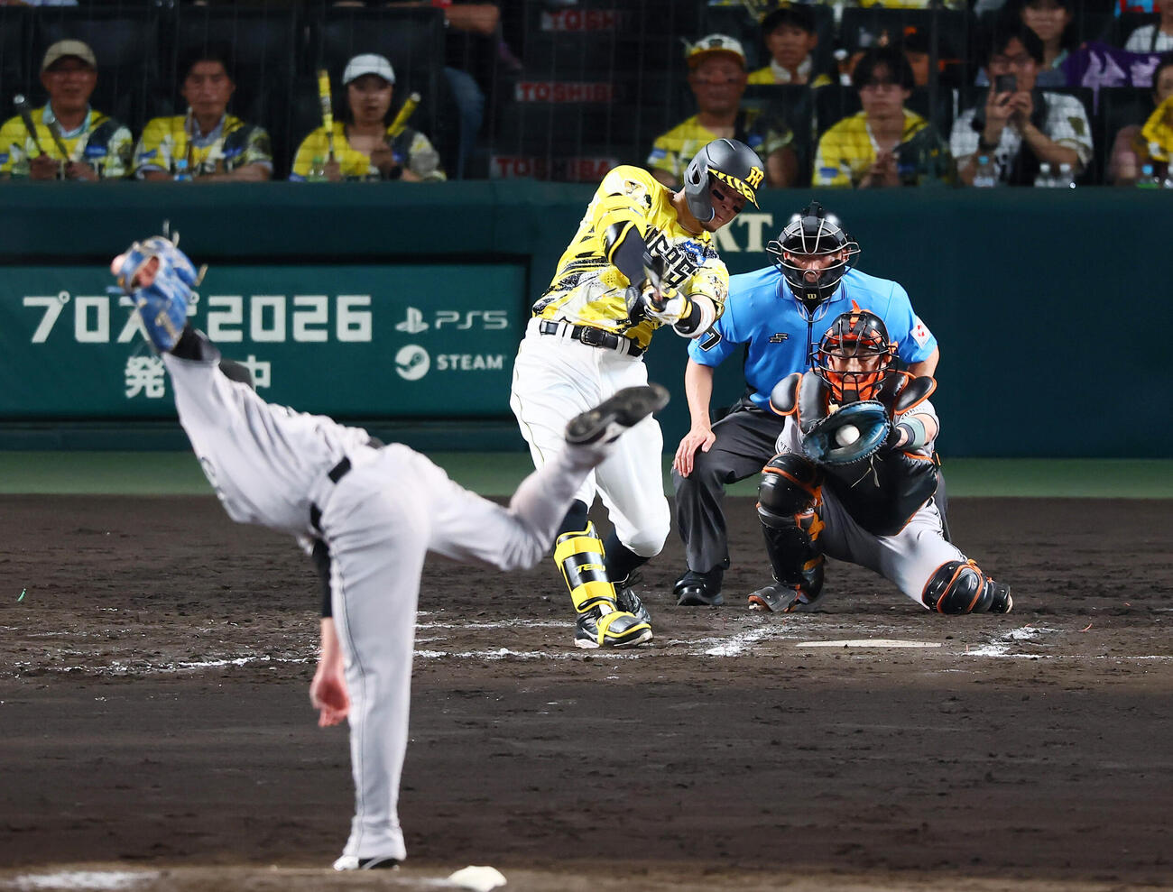 阪神対巨人　8回裏阪神1死、三振に倒れる佐藤輝明。投手赤星優志（撮影・加藤哉）