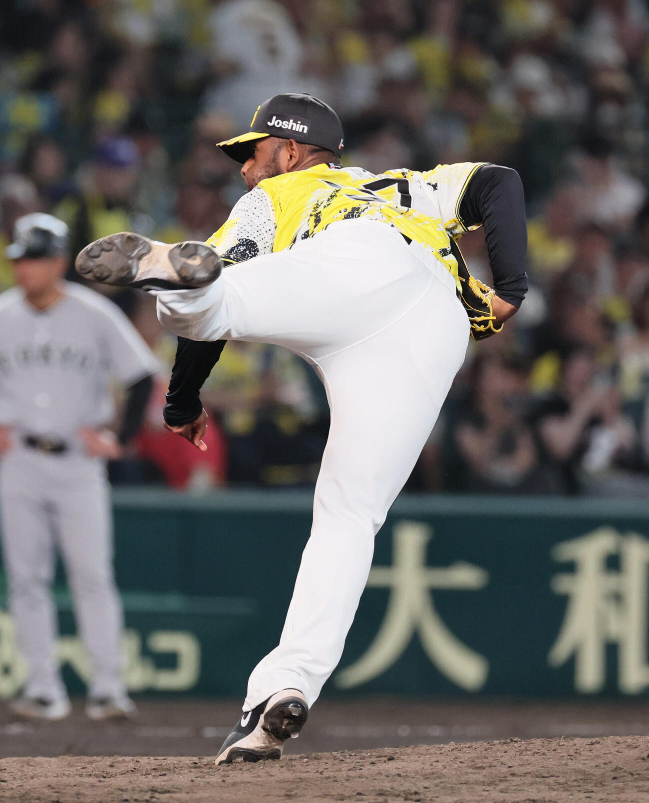 阪神対巨人　阪神4番手のアンダーソン・セベリーノ（撮影・宮崎幸一）