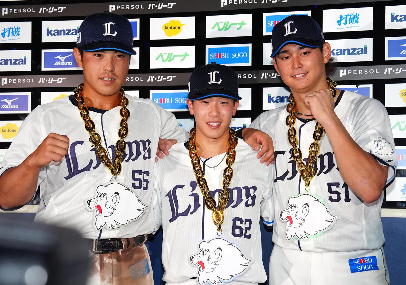 西武対ソフトバンク　お立ち台で写真に納まる西武の選手たち。左から仲三優太、滝沢夏央、西川愛也（撮影・江口和貴）