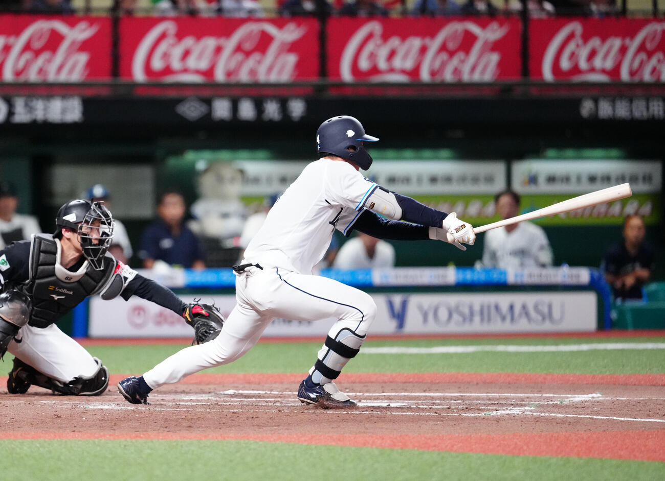 西武対ソフトバンク　6回裏西武無死満塁、犠飛を放つ石井一成（撮影・江口和貴）