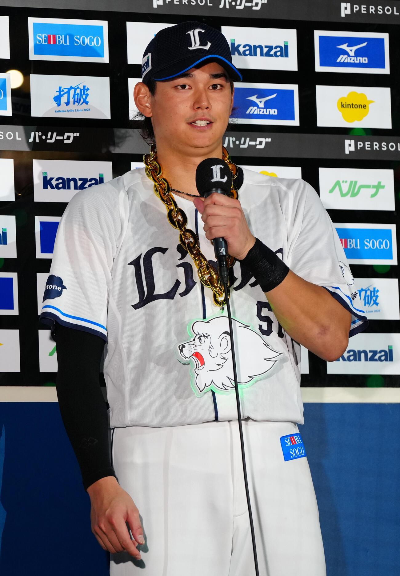 西武対ソフトバンク　お立ち台でインタビューを受ける西武西川愛也（撮影・江口和貴）