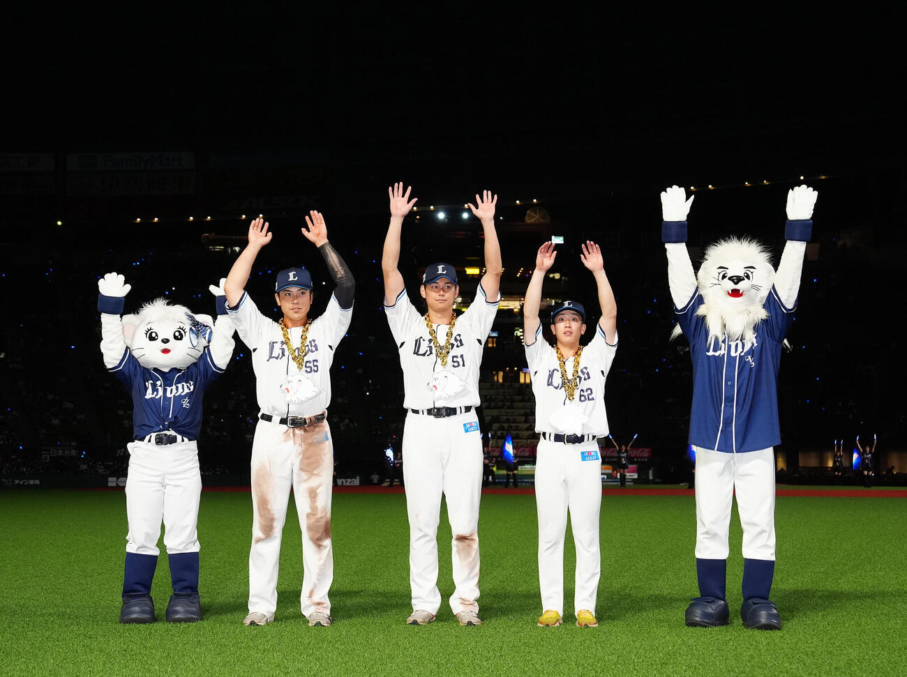 西武対ソフトバンク　ファンと勝利を喜ぶ西武の選手たち。左から仲三優太、西川愛也、滝沢夏央（撮影・江口和貴）