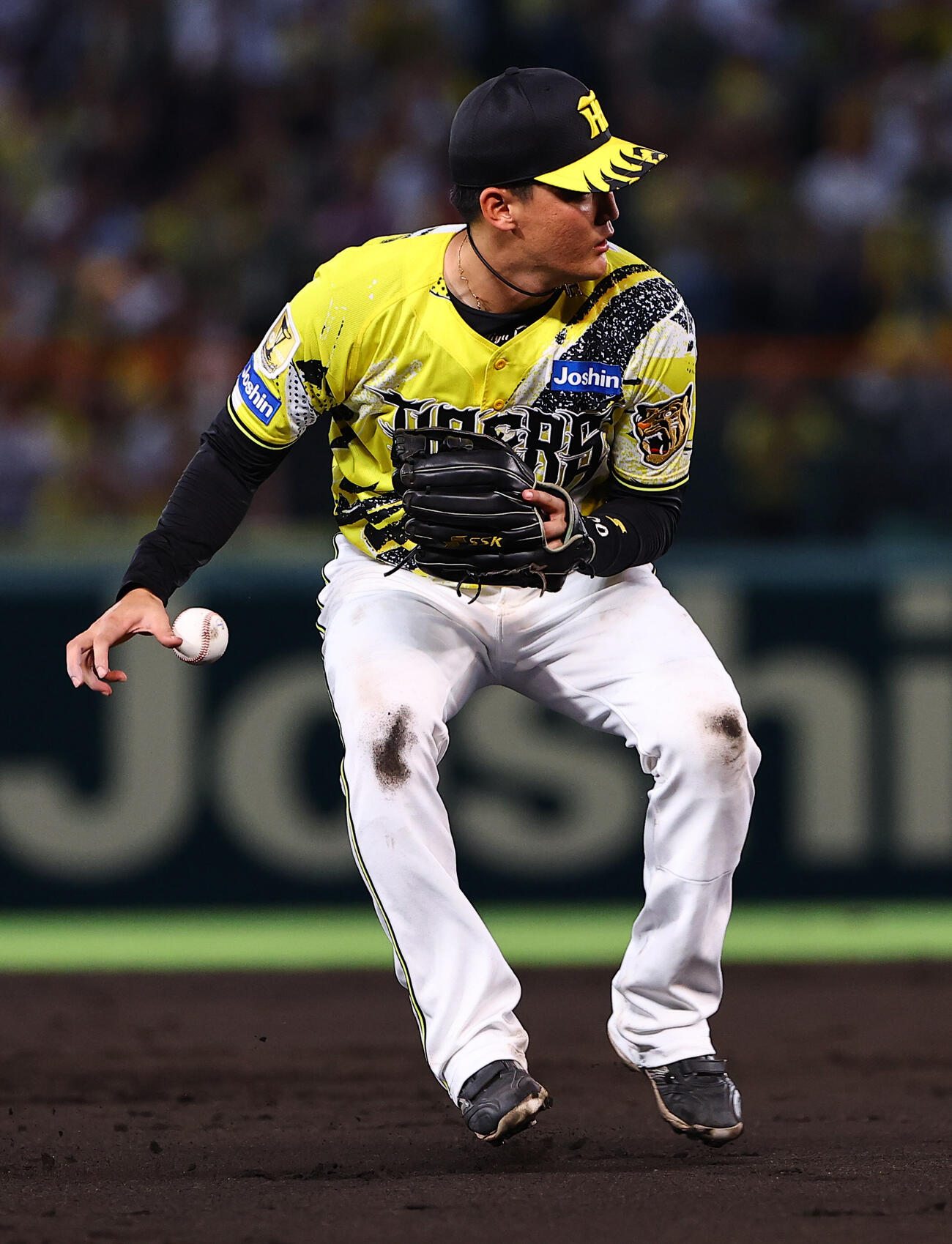 阪神対巨人　4回表巨人無死一塁、元山飛優は小浜佑斗の打球をファンブルする（撮影・上田博志）
