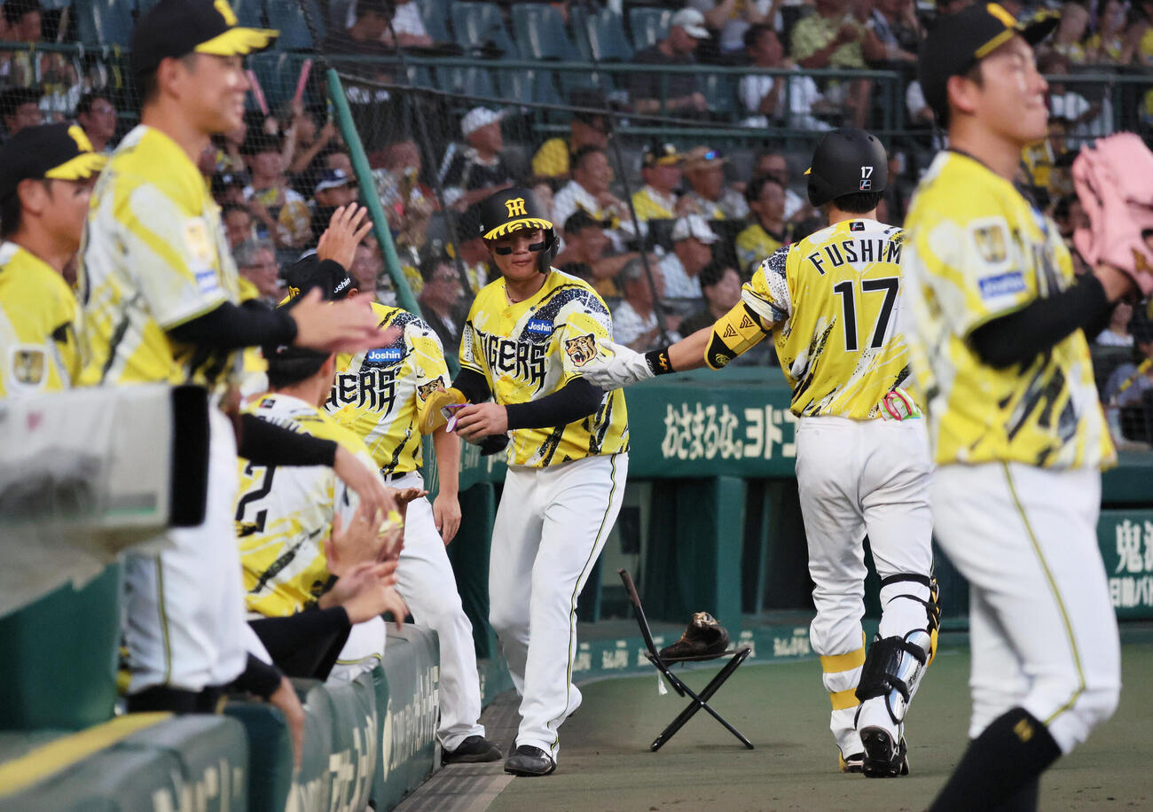 阪神対巨人　3回裏阪神1死満塁、森下翔太は元山飛優の犠飛で生還する（撮影・宮崎幸一）