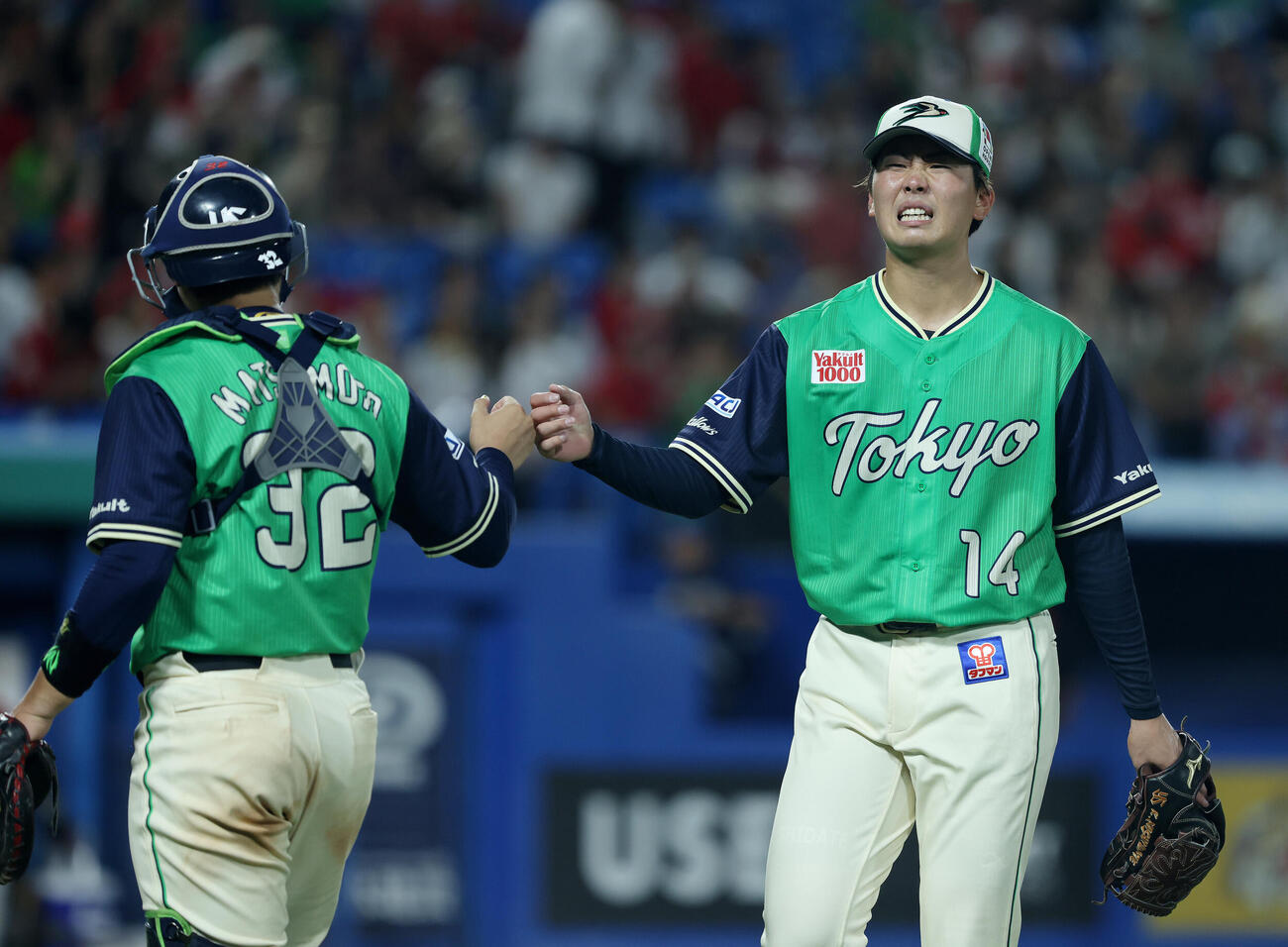 ヤクルト対広島　5回表を抑え、松本直樹（左）とグータッチを交わす西舘昂汰（撮影・河田真司）