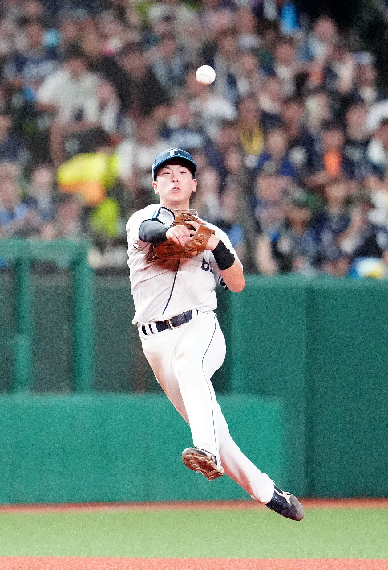 西武対ソフトバンク　3回表ソフトバンク2死、遊ゴロとなった牧原大成の打球を処理し一塁へ送球する滝沢夏央（撮影・江口和貴）