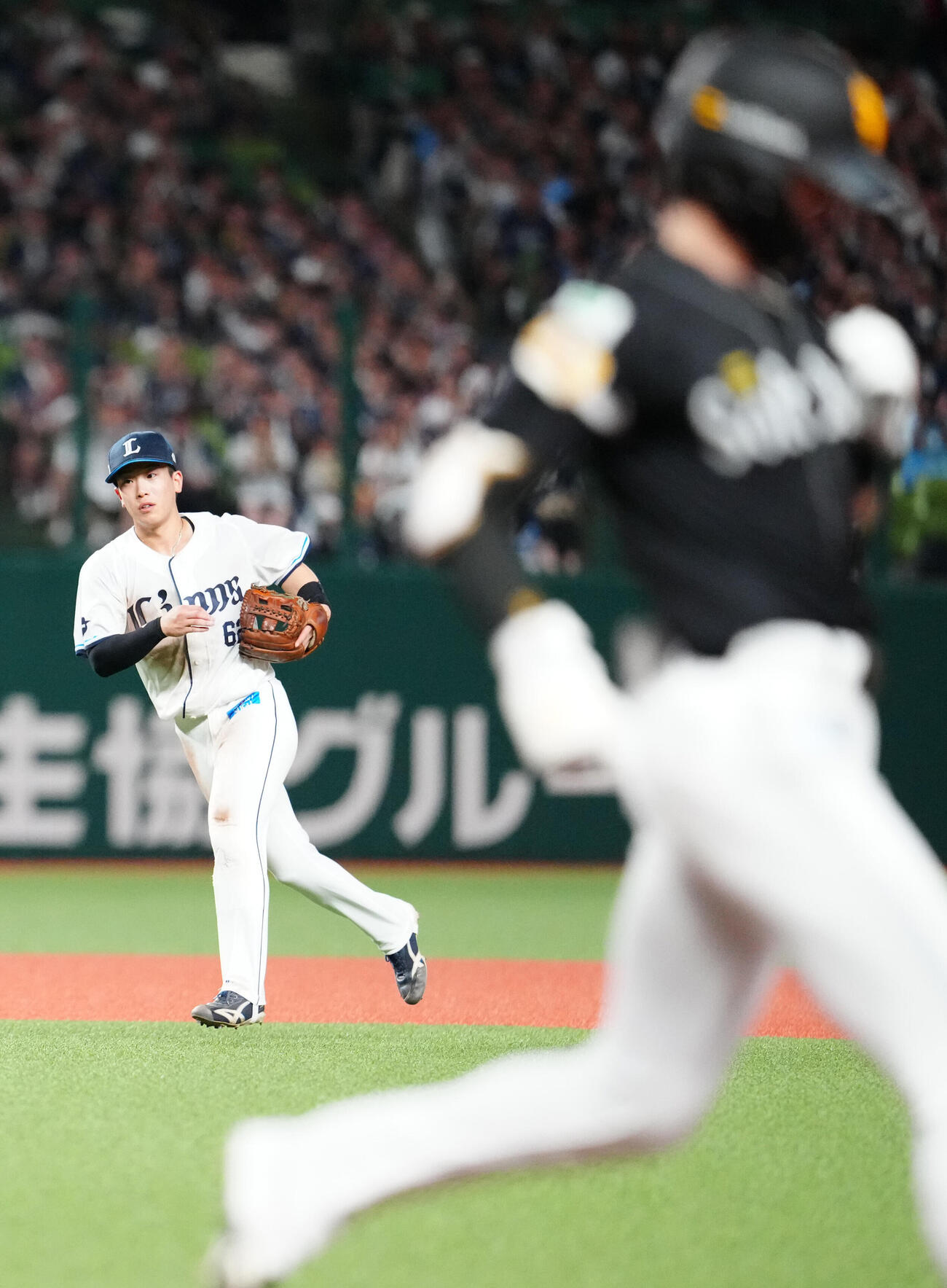 西武対ソフトバンク　5回表ソフトバンク2死、遊ゴロとなった周東佑京（手前）の打球を処理し一塁へ送球した滝沢夏央（撮影・江口和貴）