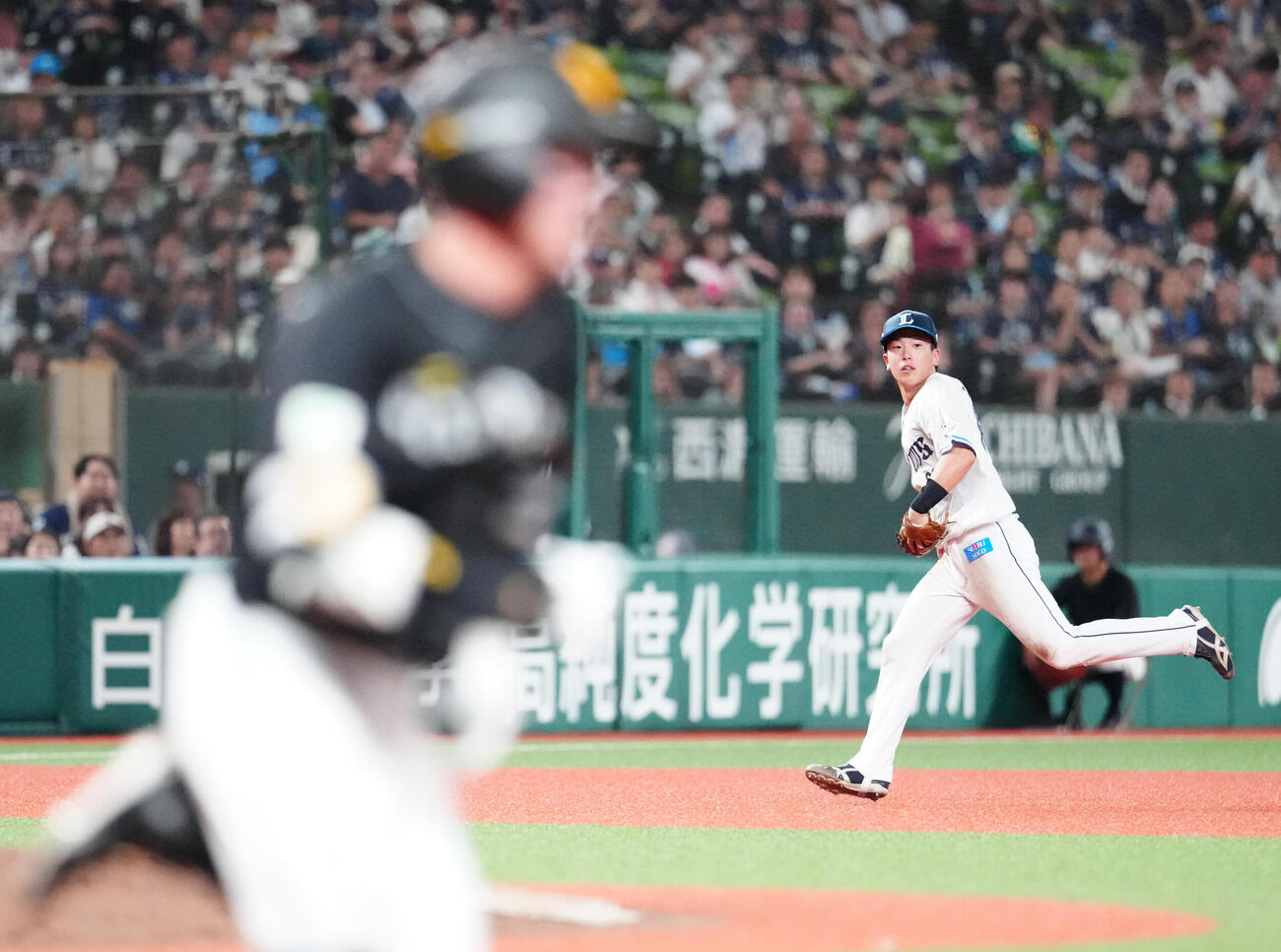 西武対ソフトバンク　3回表ソフトバンク2死、遊ゴロとなった牧原大成（手前）の打球を処理し一塁へ送球した滝沢夏央（撮影・江口和貴）