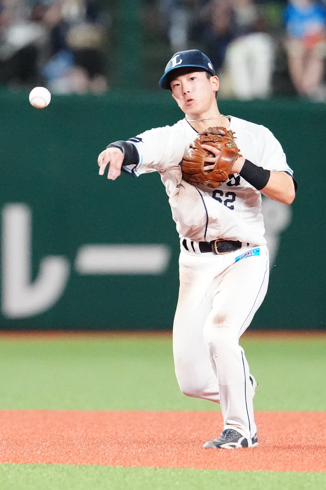 西武対ソフトバンク　5回表ソフトバンク2死、遊ゴロとなった周東佑京の打球を処理し一塁へ送球する滝沢夏央（撮影・江口和貴）