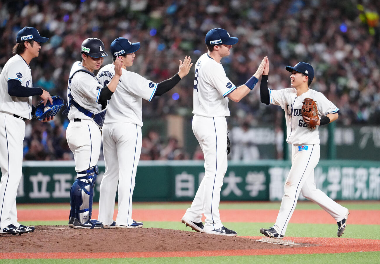 西武対ソフトバンク　ソフトバンクに勝利しタッチを交わす滝沢夏央（右端）ら西武の選手たち（撮影・江口和貴）