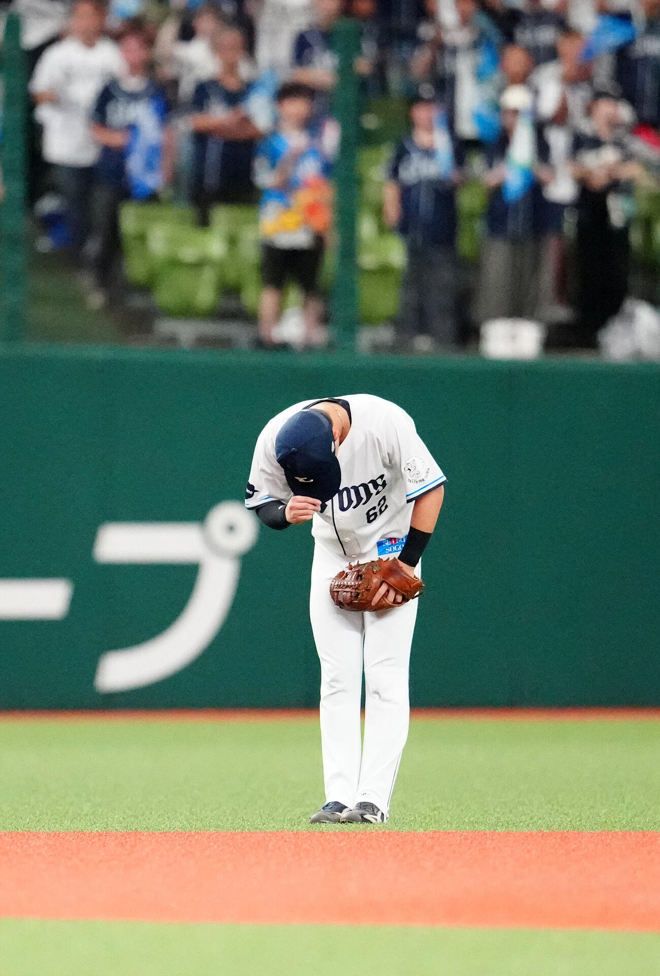 西武対ソフトバンク　1回表開始前、一礼する西武遊撃手滝沢夏央（撮影・江口和貴）