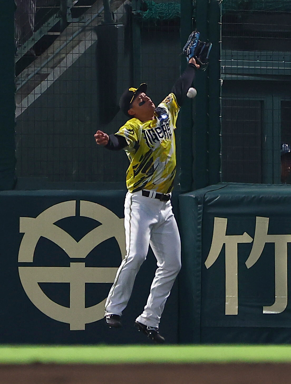 阪神対巨人　4回表巨人無死一、二塁、森下翔太は佐々木俊輔の打球を捕れず、勝ち越し適時二塁打を許す（撮影・上田博志）
