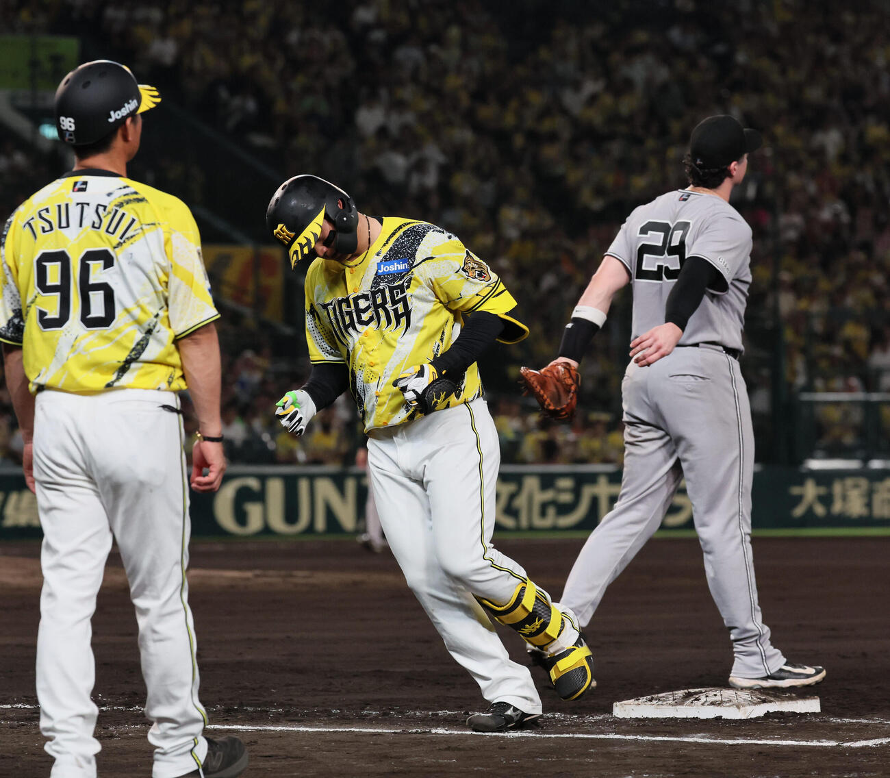 阪神対巨人　8回裏阪神無死、森下翔太は遊ゴロに倒れる（撮影・宮崎幸一）