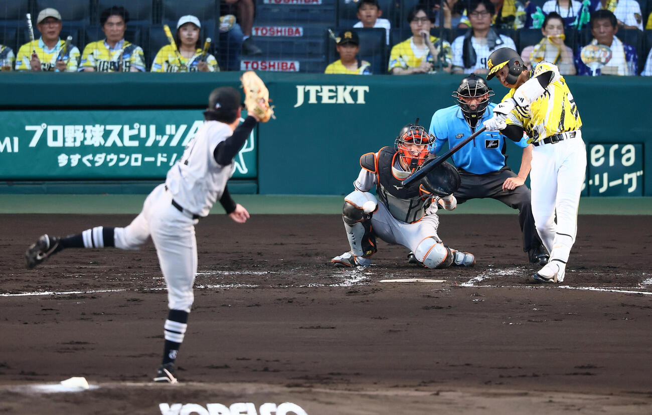 阪神対巨人　2回裏阪神1死一塁、立石正広は右前打を放つ。投手竹丸和幸（撮影・加藤哉）