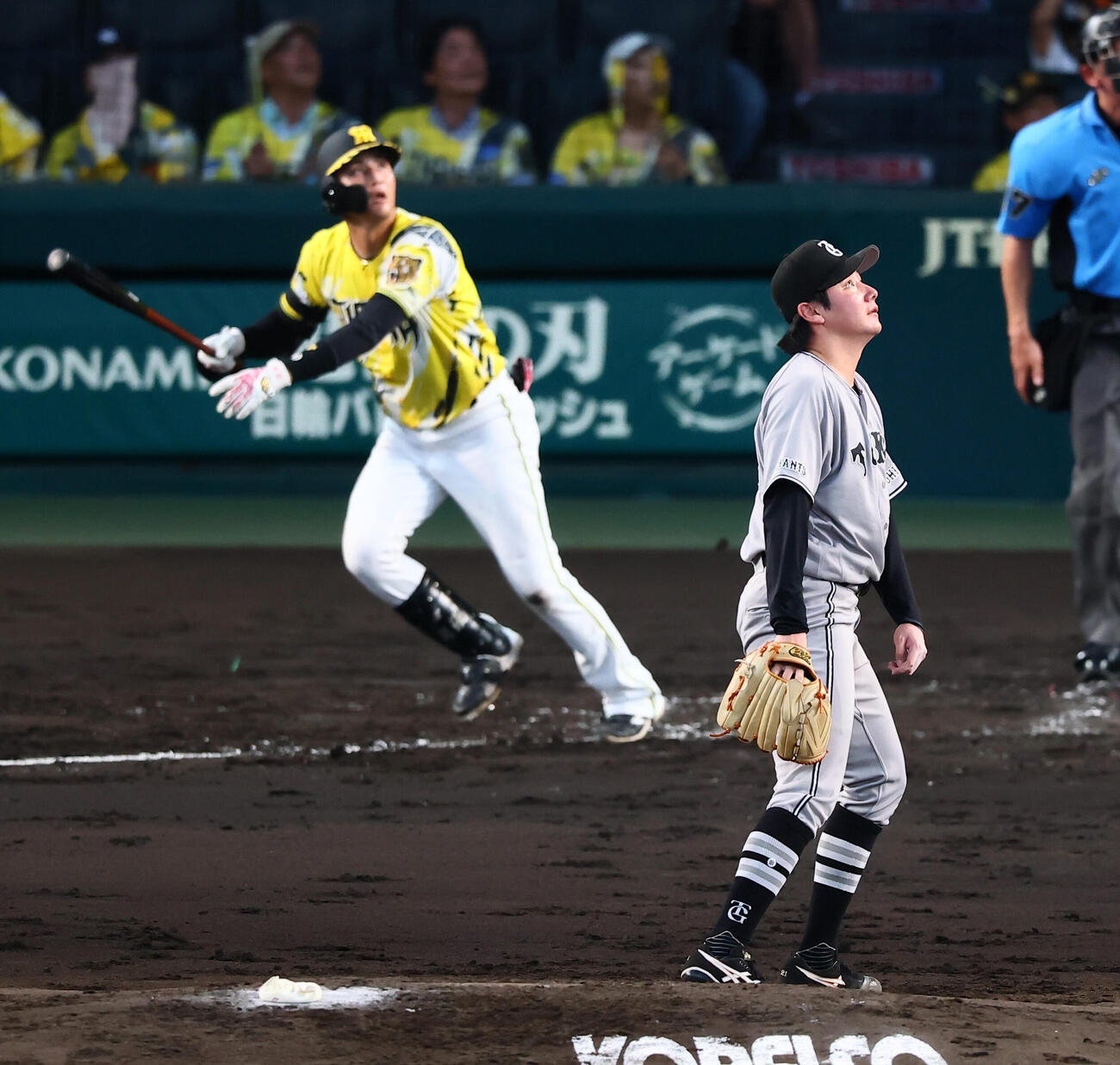 阪神対巨人　3回裏阪神1死満塁、竹丸和幸は元山飛優に左犠飛を打たれて失点する（撮影・加藤哉）