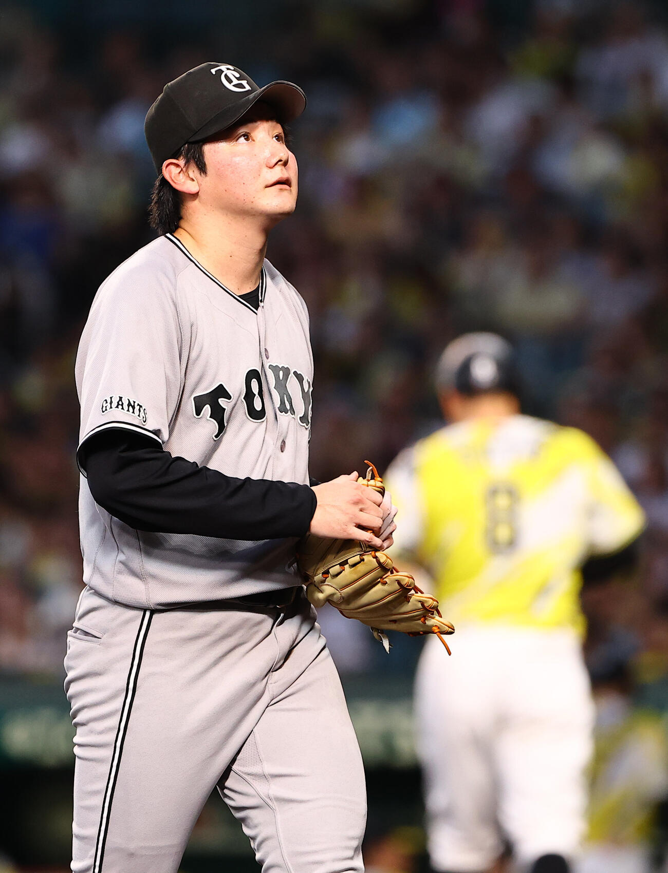 阪神対巨人　3回、先制点を許した竹丸和幸はベンチに引き揚げる（撮影・上田博志）