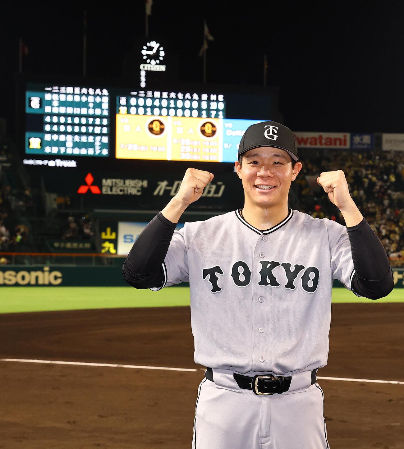 阪神対巨人　ヒーローインタビューを終えた佐々木俊輔はガッツポーズをする（撮影・上田博志）