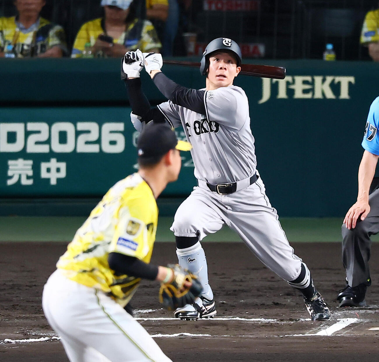 阪神対巨人　6回表巨人無死、佐々木俊輔は中越えソロ本塁打を放つ。投手及川雅貴（撮影・加藤哉）