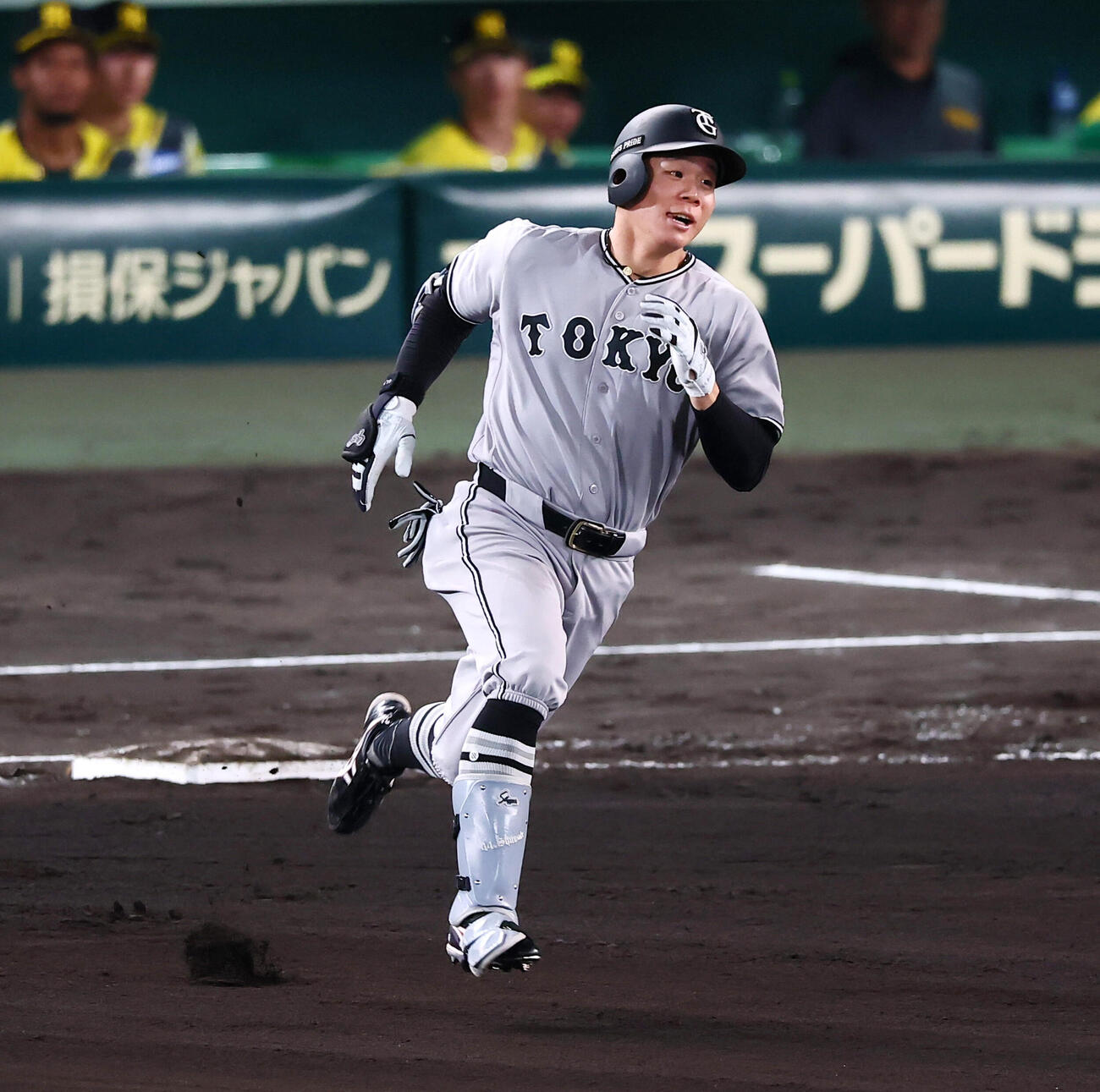 阪神対巨人　6回表巨人無死、佐々木俊輔は中越えソロ本塁打を放ちダイヤモンドを駆ける（撮影・加藤哉）