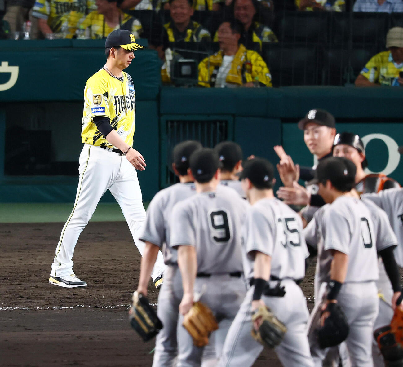 阪神対巨人　巨人に敗れスタンドにあいさつするためグラウンドに出る阪神藤川球児監督（撮影・加藤哉）