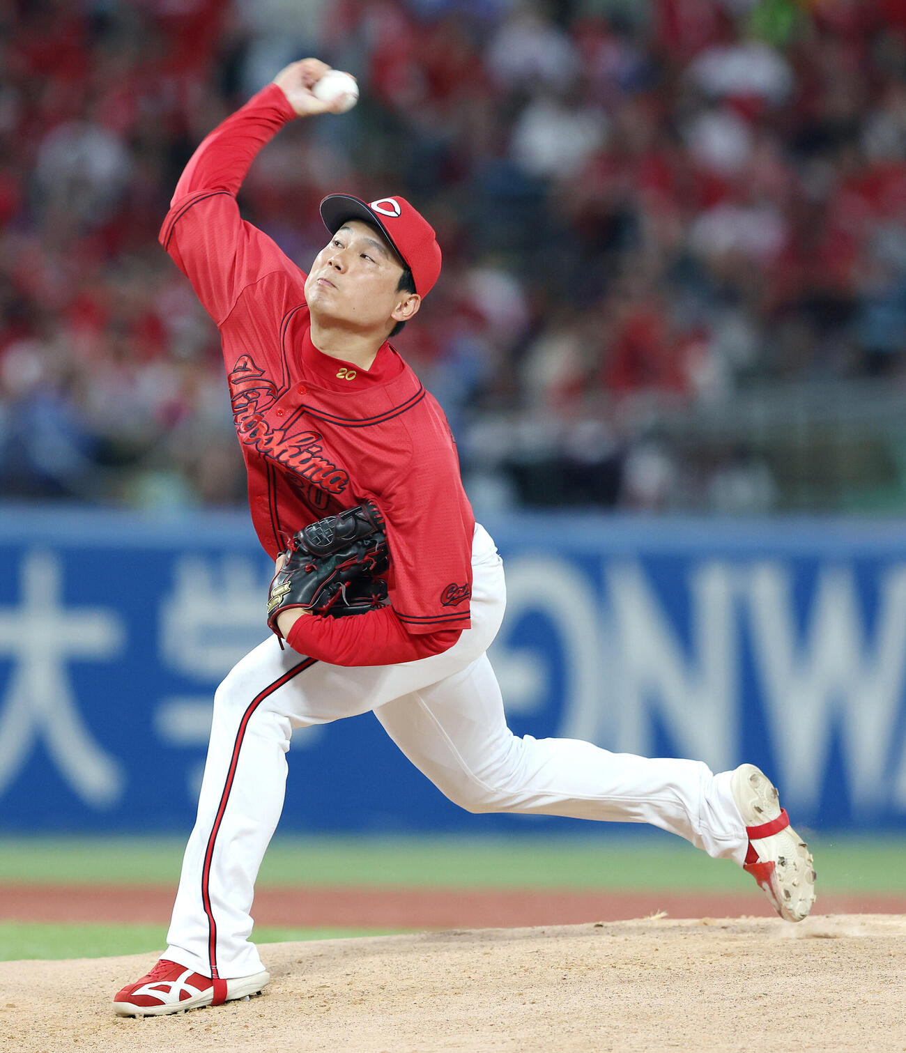 ヤクルト対広島　2回裏、力投する栗林良吏（撮影・河田真司）