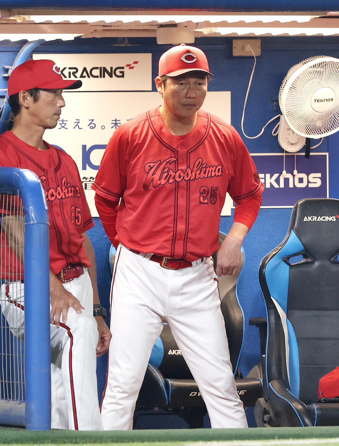 ヤクルト対広島　7回表、戦況を見守る新井貴浩監督（撮影・河田真司）