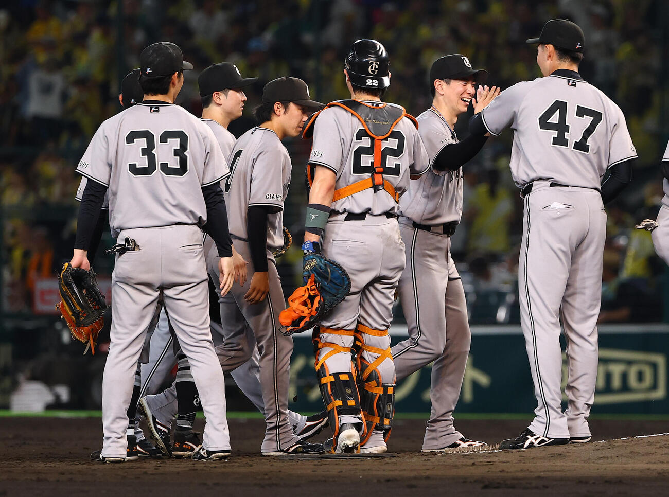 阪神対巨人　阪神に連勝した巨人ナインはハイタッチをする（撮影・上田博志）