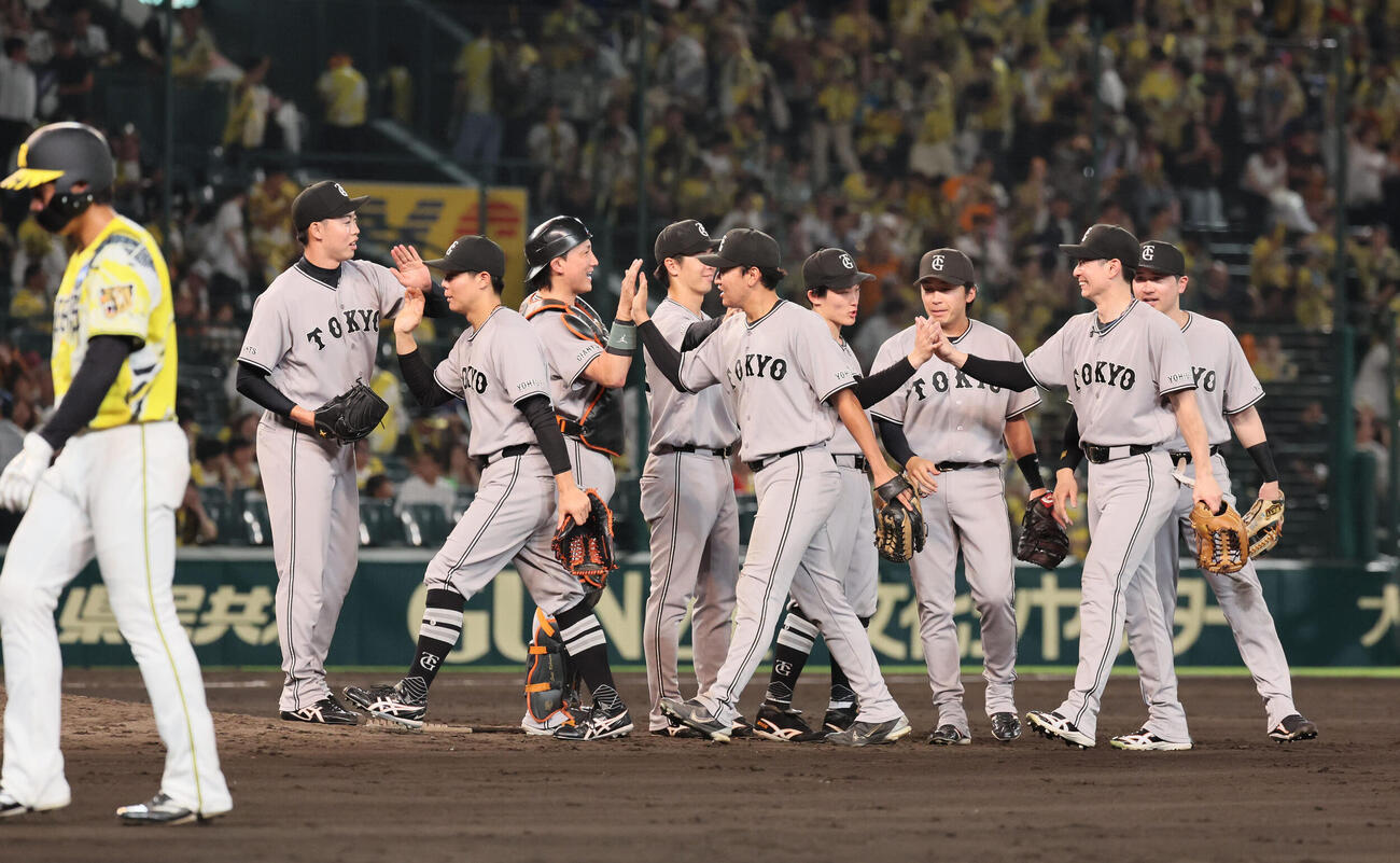 阪神対巨人　勝利を祝う巨人ナイン（撮影・宮崎幸一）