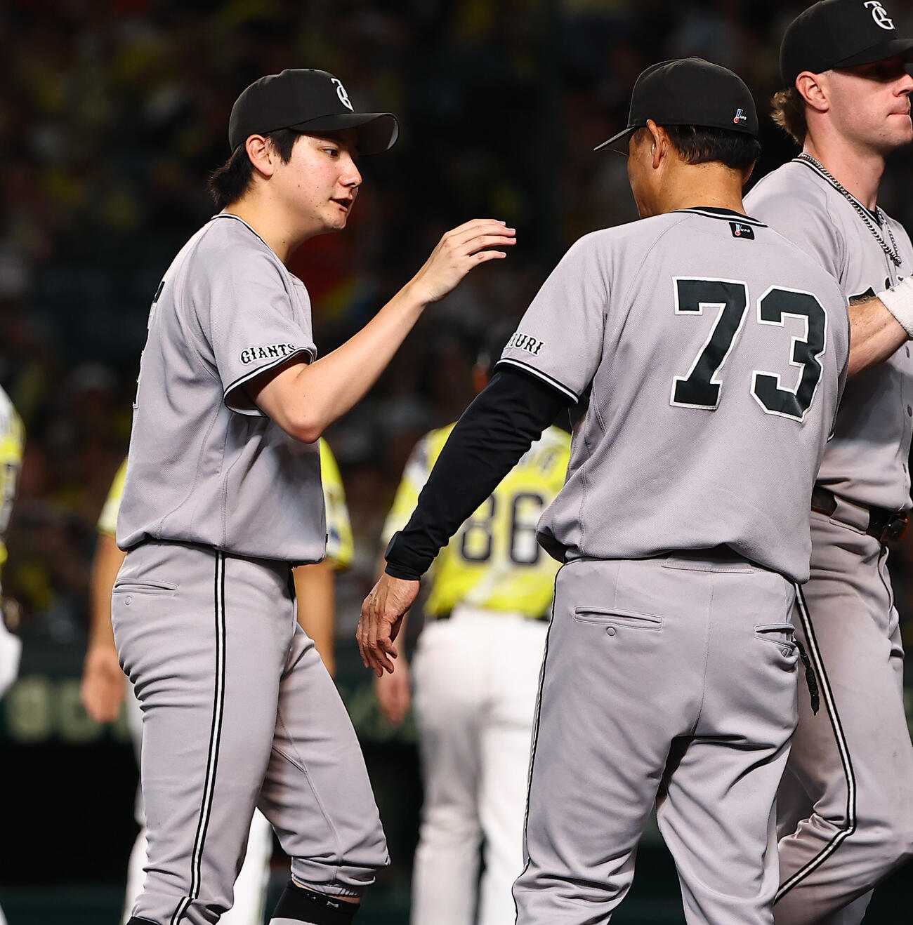 阪神対巨人　7勝目を上げた竹丸和幸（左）は橋上秀樹監督代行とハイタッチをする（撮影・上田博志）