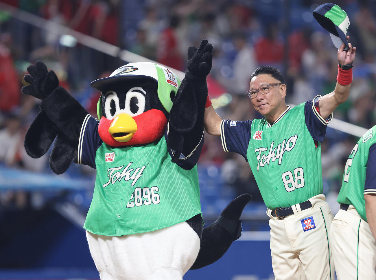 ヤクルト対広島　広島にサヨナラで勝利し、観客席にあいさつする池山隆寛監督（撮影・河田真司）