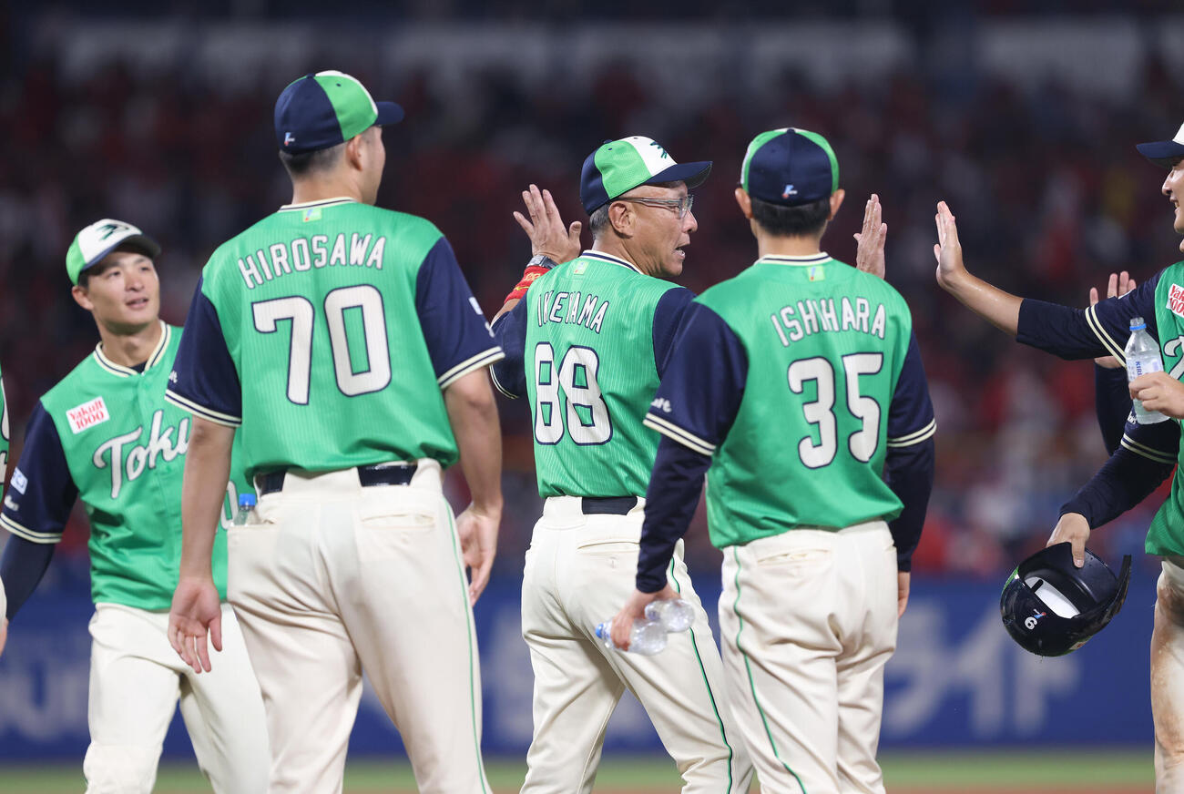 ヤクルト対広島　広島にサヨナラ勝利し、ナインを迎える池山隆寛監督（中央）（撮影・河田真司）