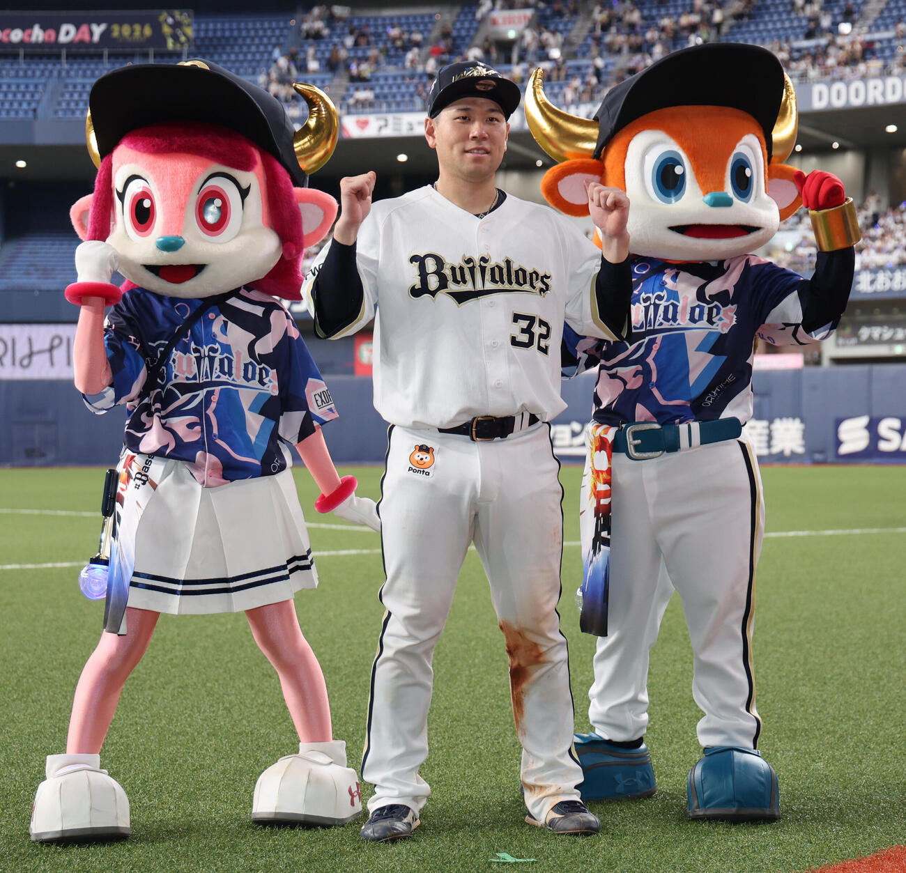 オリックス対ロッテ　決勝本塁打の福永奨はヒーローインタビュー後に記念写真に納まる（撮影・西尾就之）