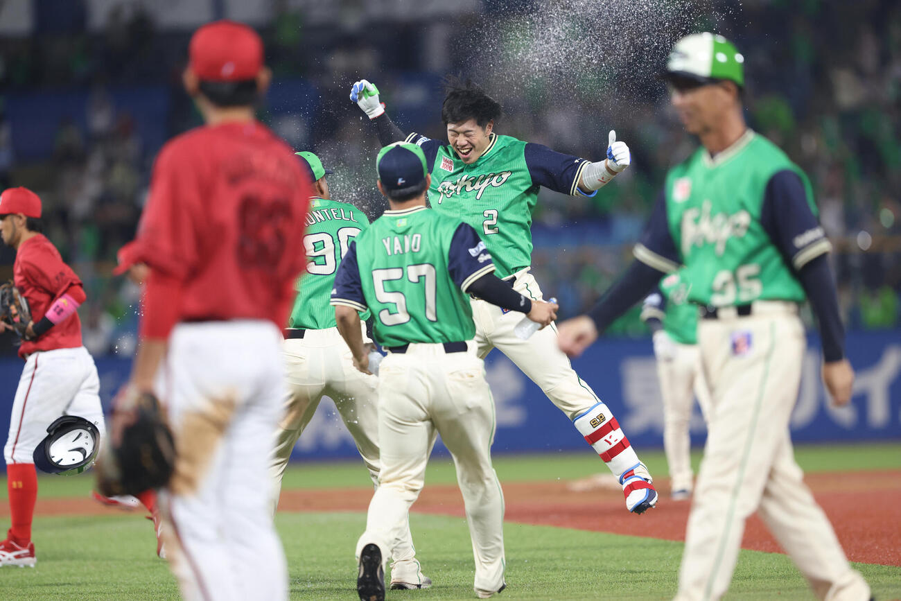 ヤクルト対広島　延長10回裏ヤクルト1死満塁、サヨナラ犠飛を放ち、広島に勝利しチームメートから祝福を受ける古賀優大（中央）（撮影・河田真司）